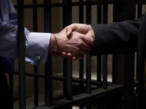 Какие вопросы решает адвокат по уголовным делам