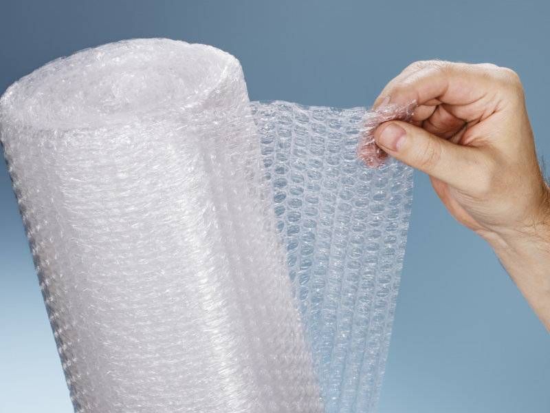 Использование пузырчатой пленки для защиты мебели при перевозке