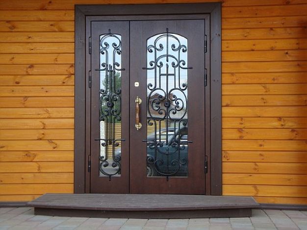 Когда металл встречает свет: как выбирают входные двери со стеклом